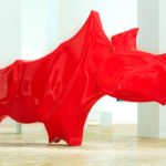 Oeuvre d'art dans un musée rhinoceros rouge